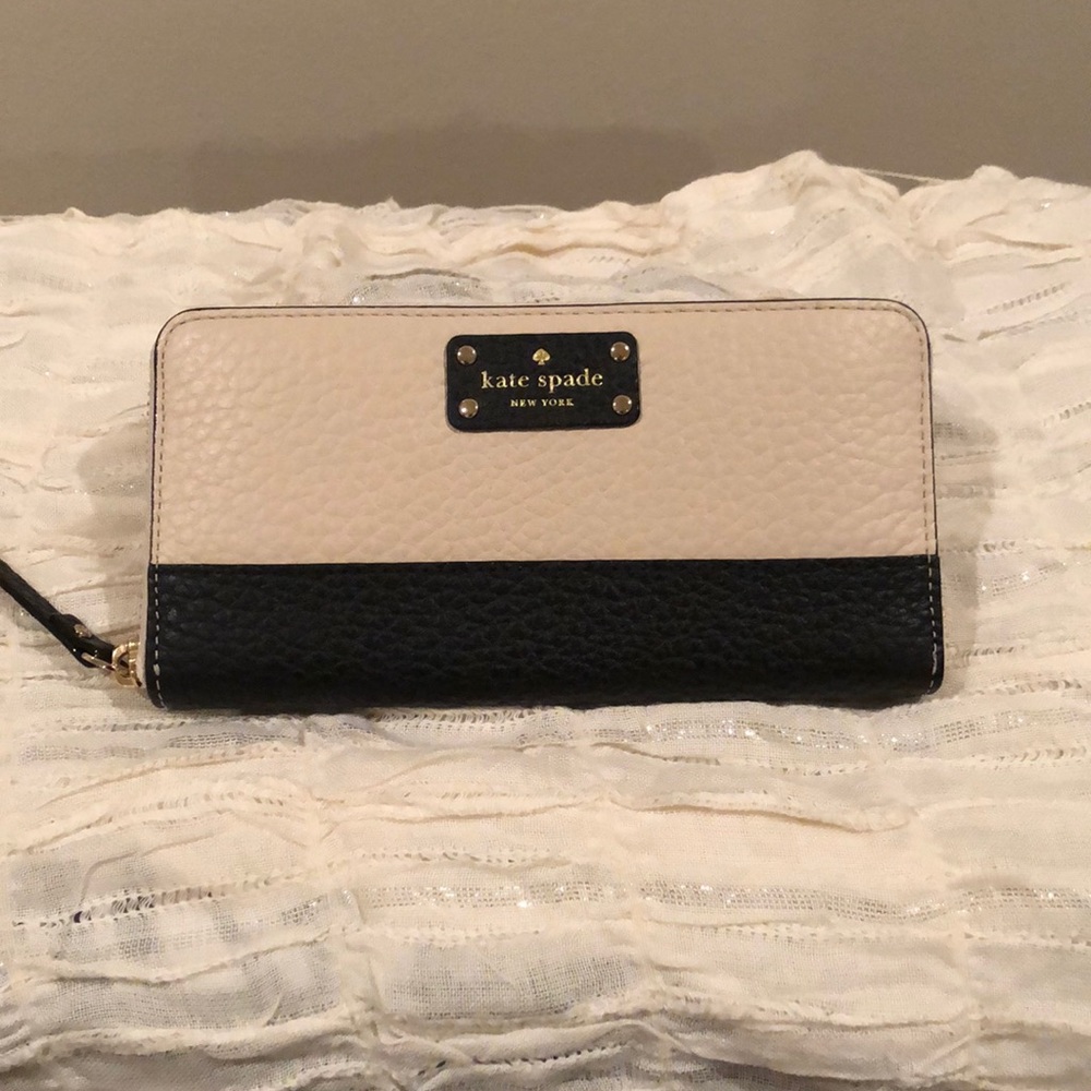 Kate Spade zipper wallet. NWOT